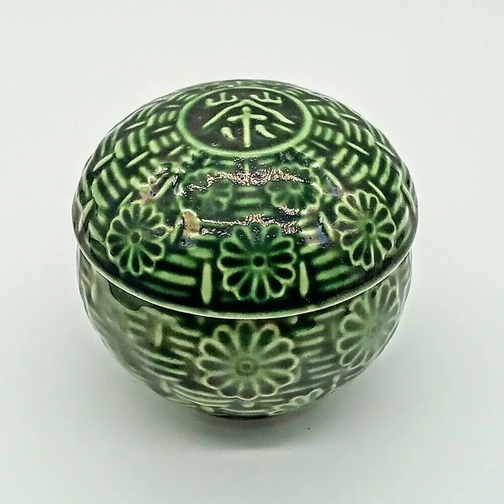 Green Embossed Ceramic Glazed Round Covered Bowl